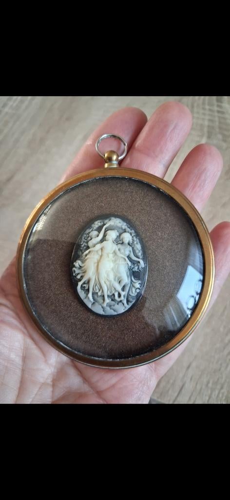 Vintige Camee in koperen brass met bol glas., Ophalen, Goud, Overige materialen, Overige voorstellingen