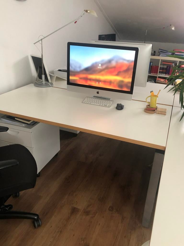 Design bureau wit met metalen onderstel, Huis en Inrichting, Bureaus, Ophalen, Opbergruimte, Gebruikt, Metaal