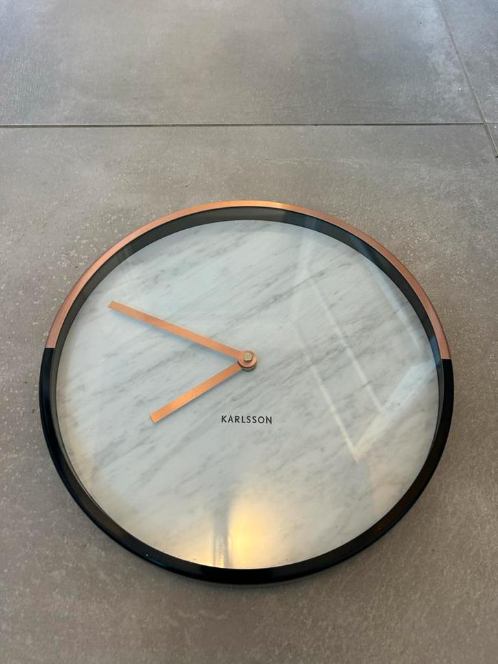 Karlsson wandklok - Marmerlook met koperen accenten, Huis en Inrichting, Woonaccessoires | Klokken, Zo goed als nieuw, Wandklok