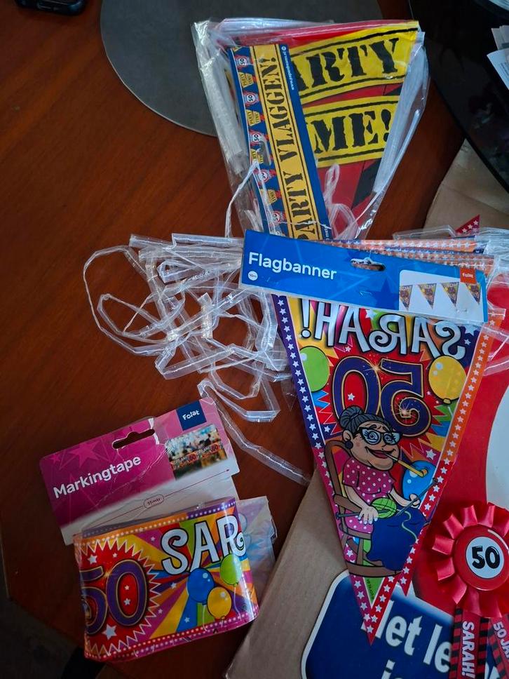 Partij slingers Sarah 50 en gevelvlag button en markingtape, Hobby en Vrije tijd, Feestartikelen, Zo goed als nieuw, Versiering
