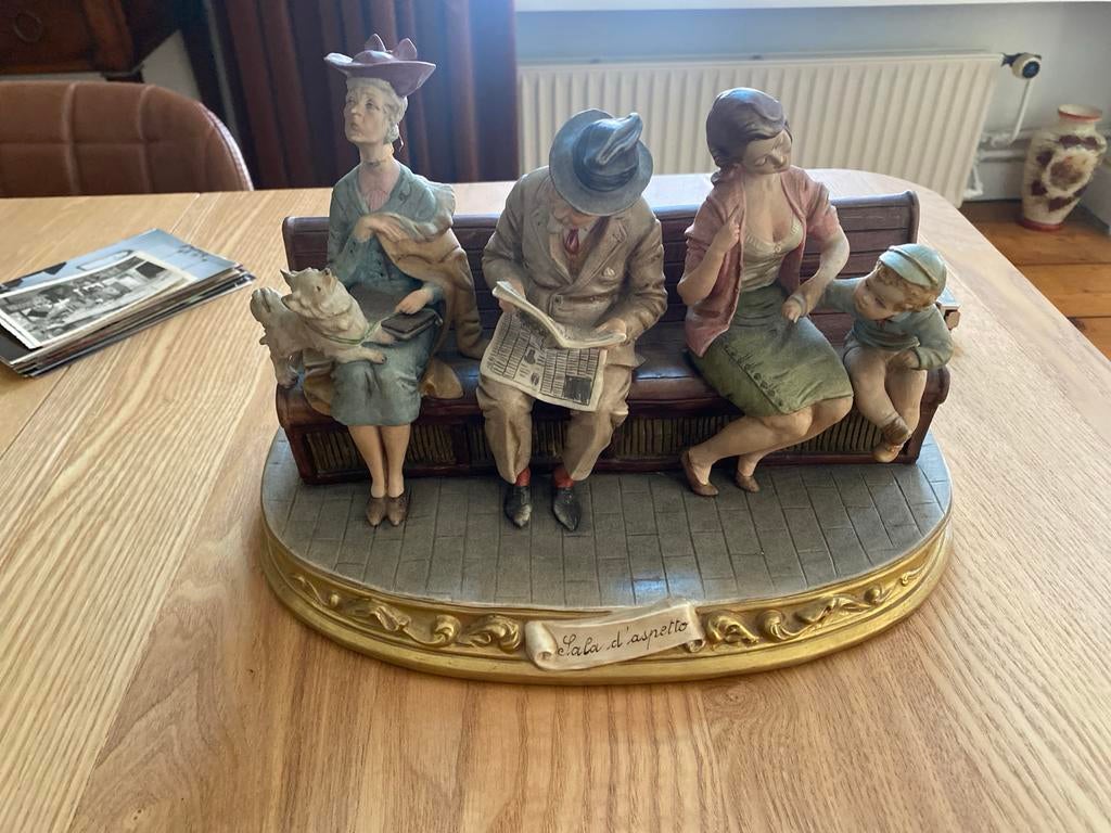 Beeldje 'Sala d'aspetto' van mensen op een bankje, Groep mensen, Ophalen of Verzenden, 20 - 50 cm, Steen of Keramiek