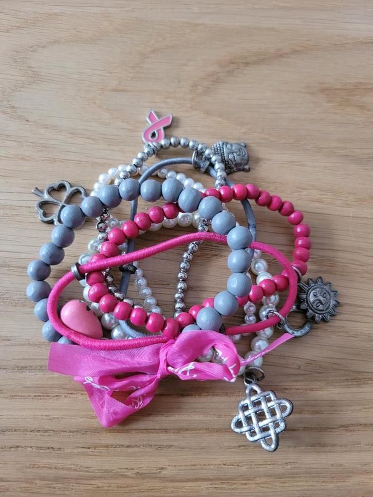 Set van 6 kleurrijke armbanden met bedels, Sieraden, Tassen en Uiterlijk, Armbanden, Gebruikt, Hout, Roze, Met bedels of kralen