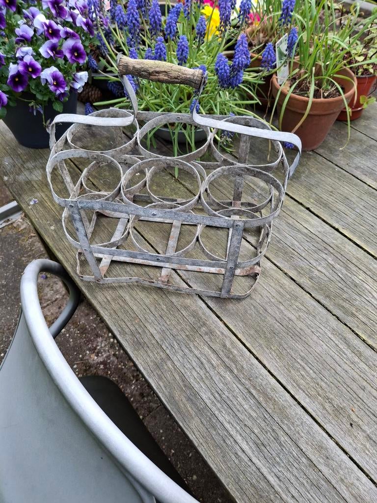 Oud vergrijsd Frans zinken flessenrek met houten handvat, Antiek en Kunst, Ophalen