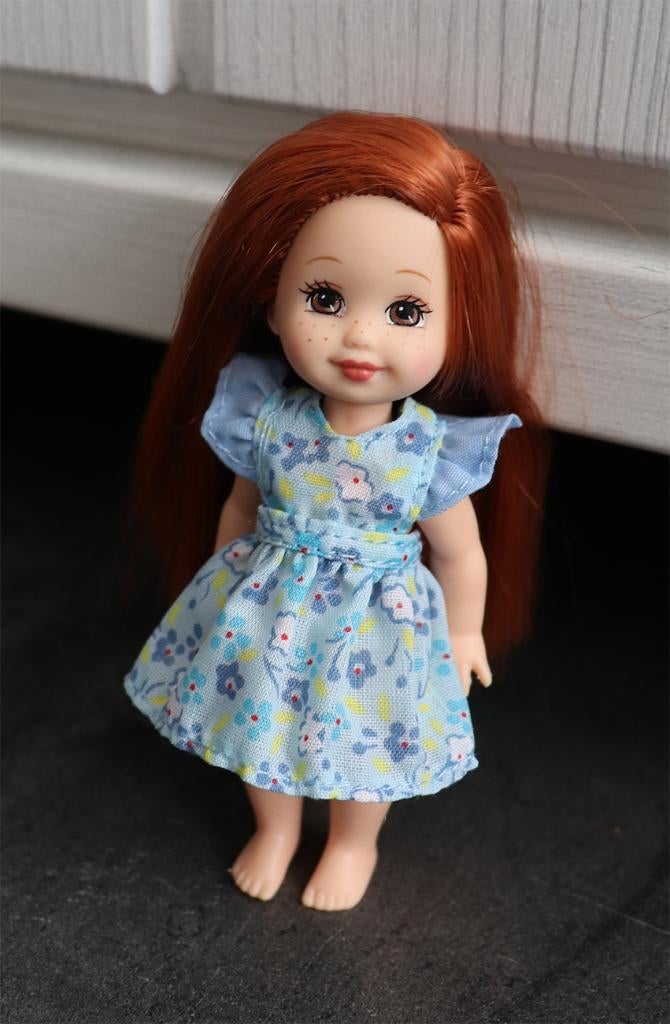 Barbie kleding nieuw - Jurkje Shelly Kelly - blauw geel, Ophalen of Verzenden, Nieuw, Barbie