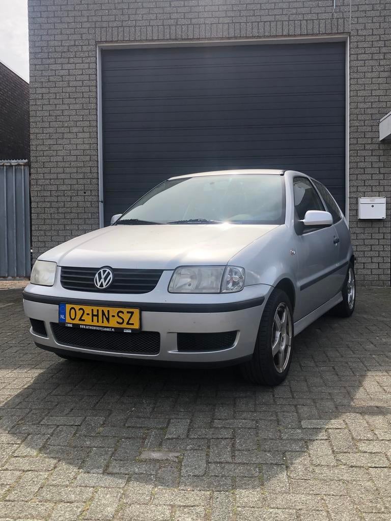 Volkswagen Polo 1.4 55KW 2001 Grijs stuurbekrachtiging, Auto's, Voorwielaandrijving, 74 pk, 4 cilinders, 918 kg