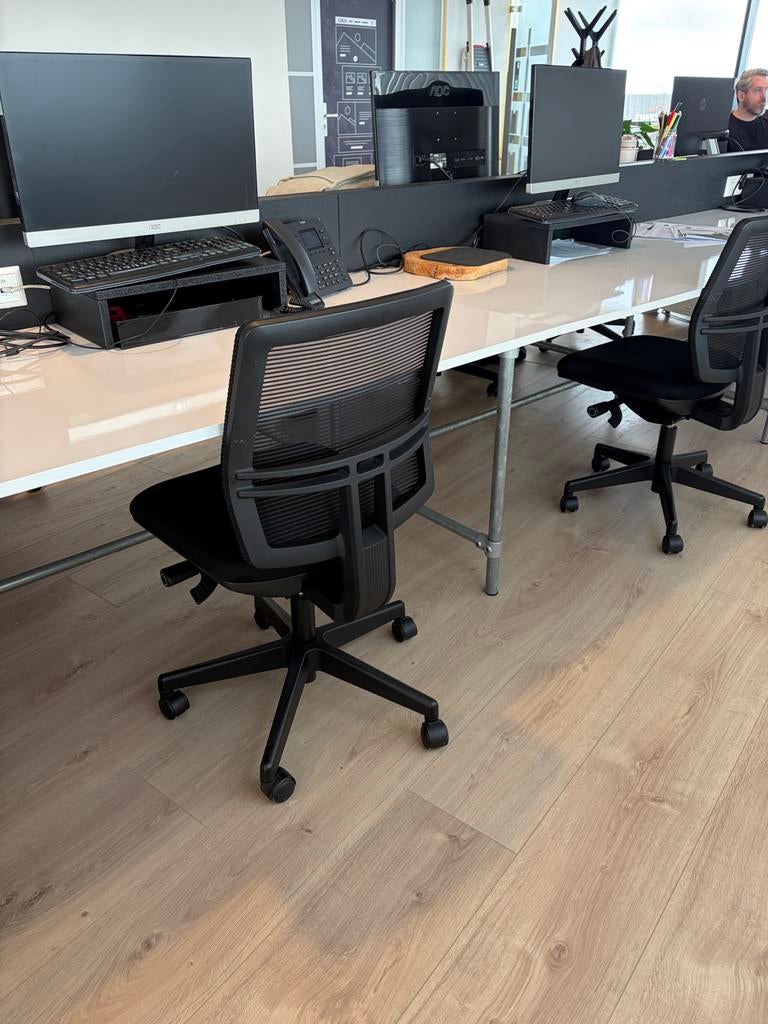 Set van 12 bureaus met hoogglans wit blad en steigerbuizen, Ophalen, Bureau