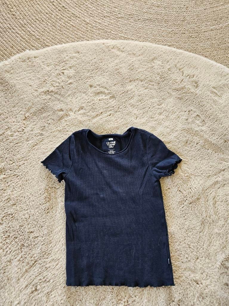 Zwart shirt met ribstructuur van we fashion, maat 122-128, Kinderen en Baby's, Kinderkleding | Maat 122, Meisje, Ophalen of Verzenden