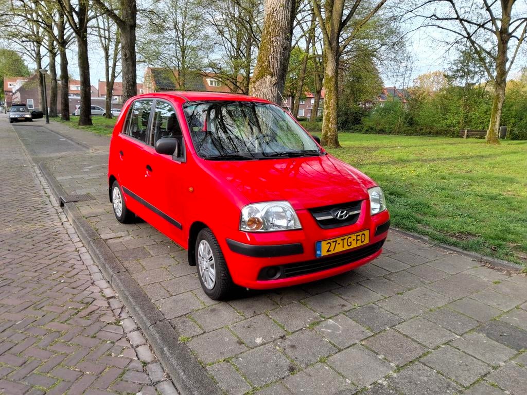 Hyundai Atos 1.1 2006 Rood, Auto's, Hyundai, Voorwielaandrijving, 31 €/maand, 4 cilinders, Origineel Nederlands