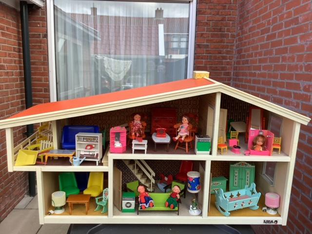 Mooi vintage poppenhuis met vele accesoires, Kinderen en Baby's, Speelgoed | Poppenhuizen, Ophalen, Zo goed als nieuw