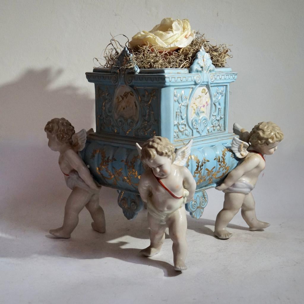 Antieke porseleinen jardinière met putti, Ophalen of Verzenden