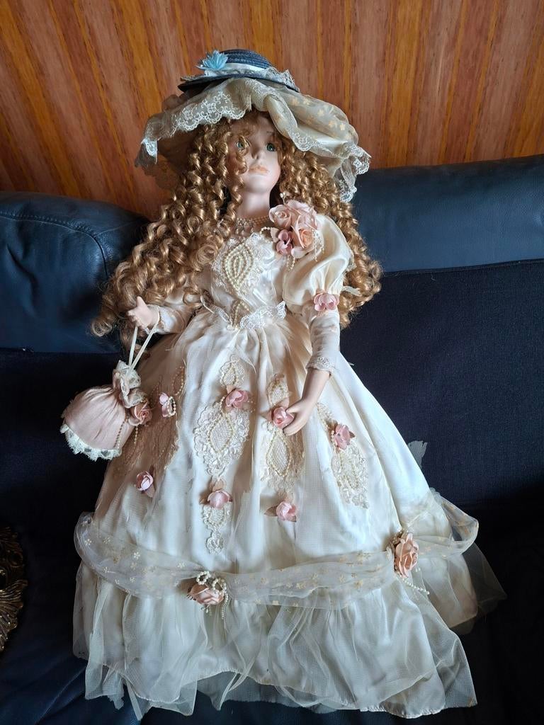 Prachtige porseleinen pop 76 cm met krullen en hoed, Ophalen, Zo goed als nieuw, Overige typen