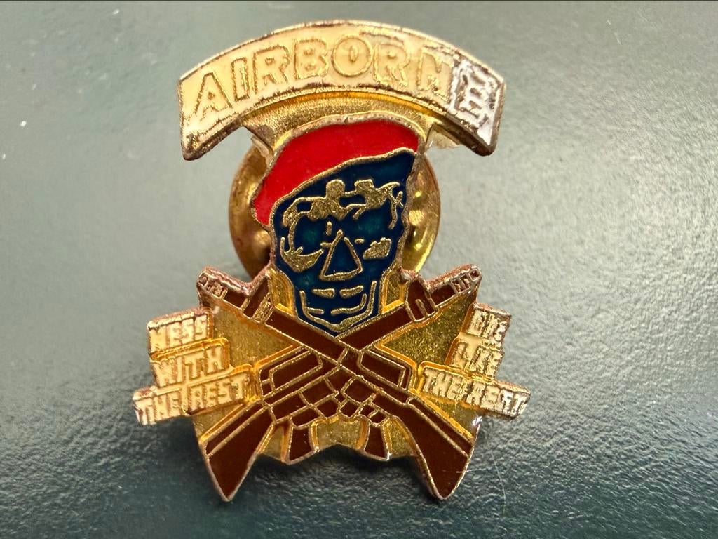 Airborne Paratrooper Pin - Doodskop met Rode Baret, Verzamelen, Ophalen of Verzenden, Gebruikt, Overige onderwerpen, Speldje of Pin