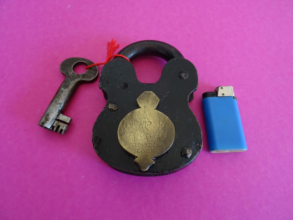 GROOT ENGELS HANGSLOT + SLEUTEL SLOT SLOTEN SLEUTELS, Antiek en Kunst, Curiosa en Brocante, Ophalen of Verzenden