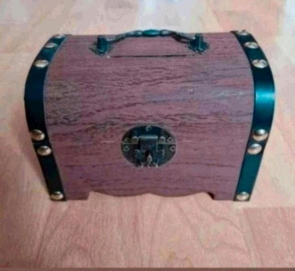 Nieuw houten spaarkistje met een slot en sleutel. Bruin, Verzamelen, Spaarpotten, Ophalen of Verzenden