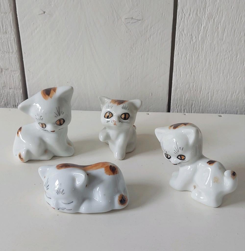 4 poezen beeldjes poes poesjes kat katten katjes  beeldje, Ophalen of Verzenden, Nieuw, Dier