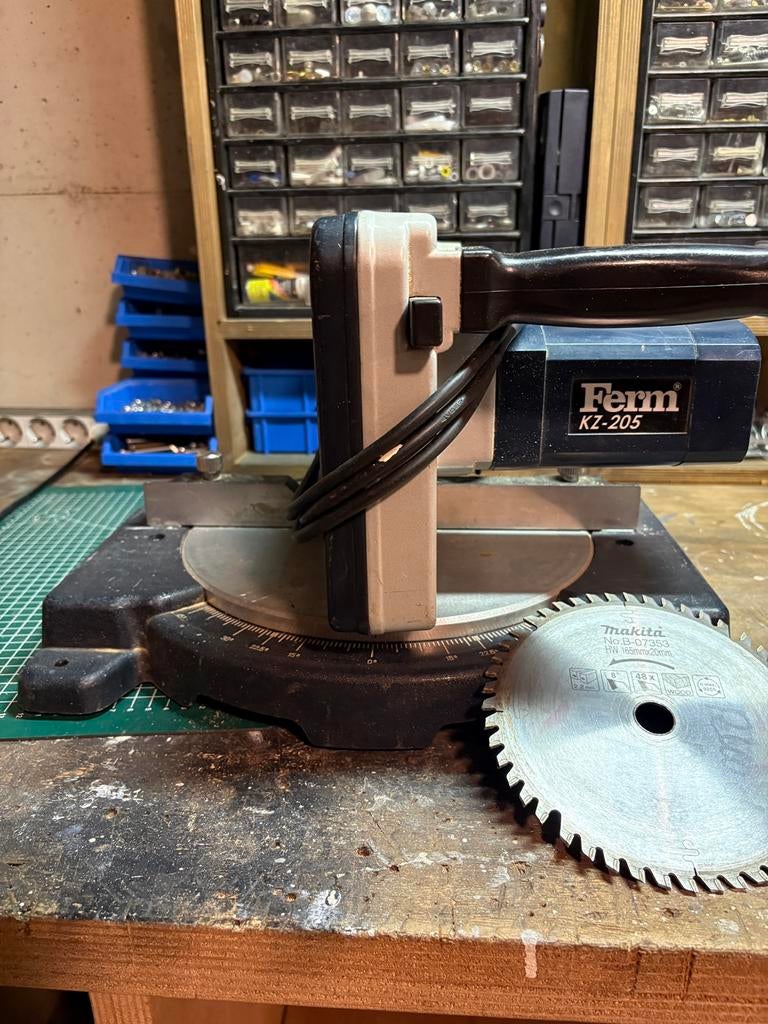 Ferm afkortzaag incl extra zaagblad, Ophalen, Gebruikt, 600 tot 1200 watt, Afkortzaag