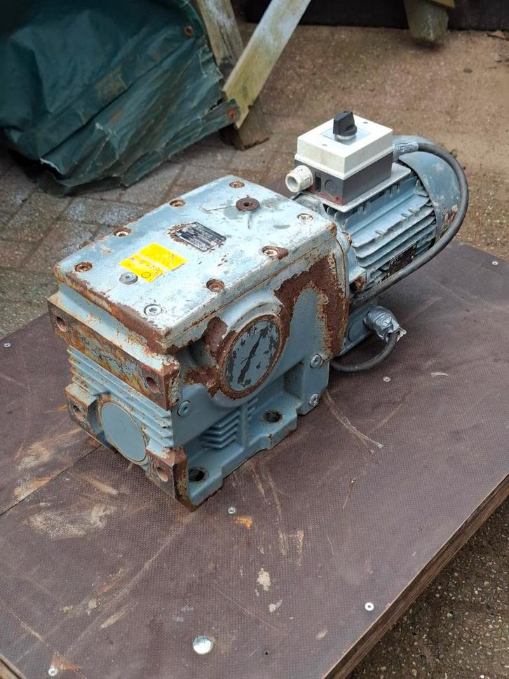 Vertragingskast met elektromotor 380V, Zakelijke goederen, Machines en Bouw | Industrie en Techniek, Ophalen