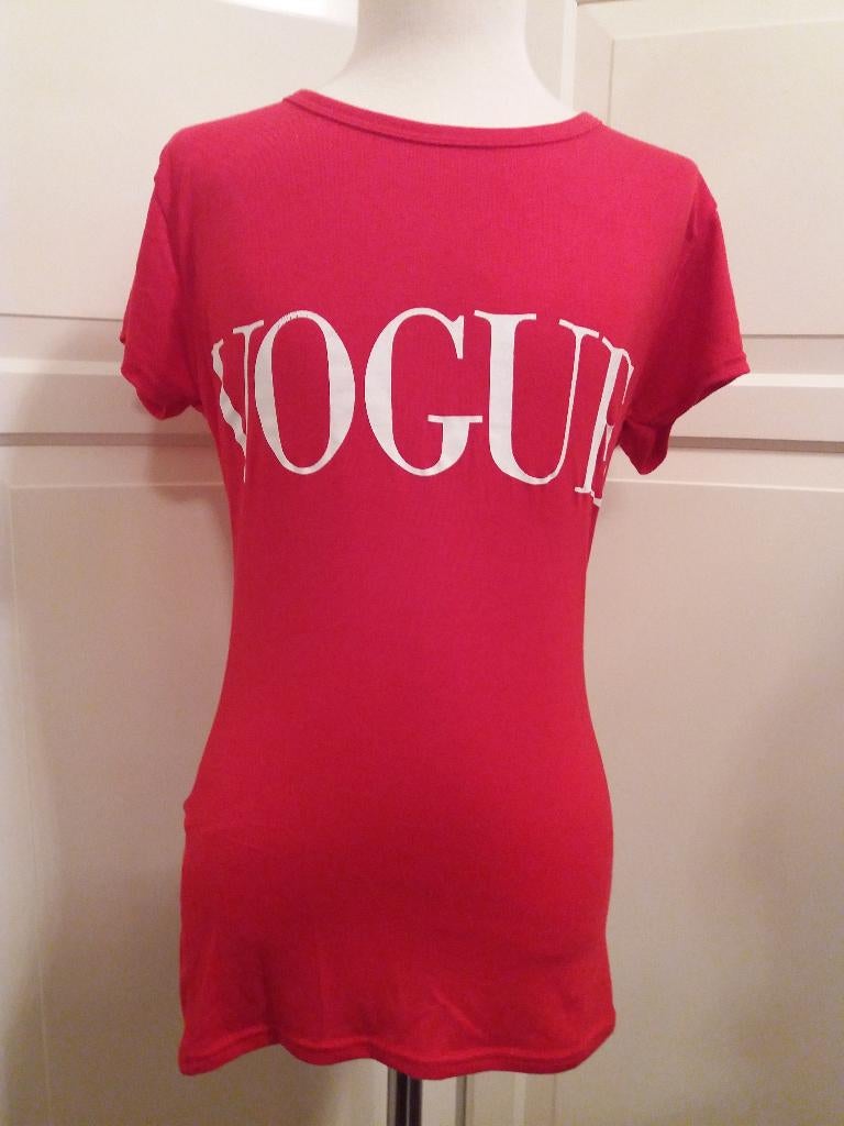 T-Shirt S Nieuw Rood Wit Opschrift Vogue ( Jool ), Nieuw, Ophalen of Verzenden, Korte mouw, Maat 36 (S)