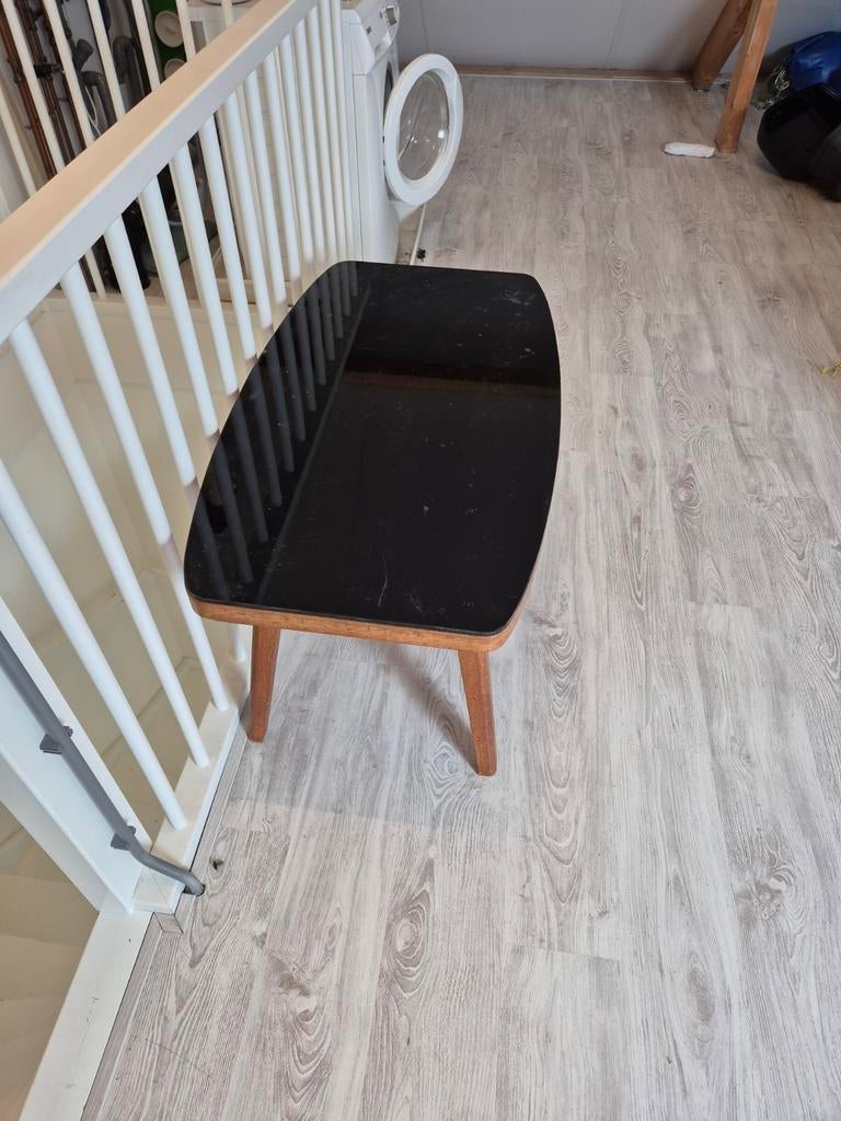 Vintage salontafel met zwarte glazen plaat, Huis en Inrichting, Tafels | Salontafels, Ophalen, 100 tot 150 cm, 50 tot 100 cm, Minder dan 50 cm