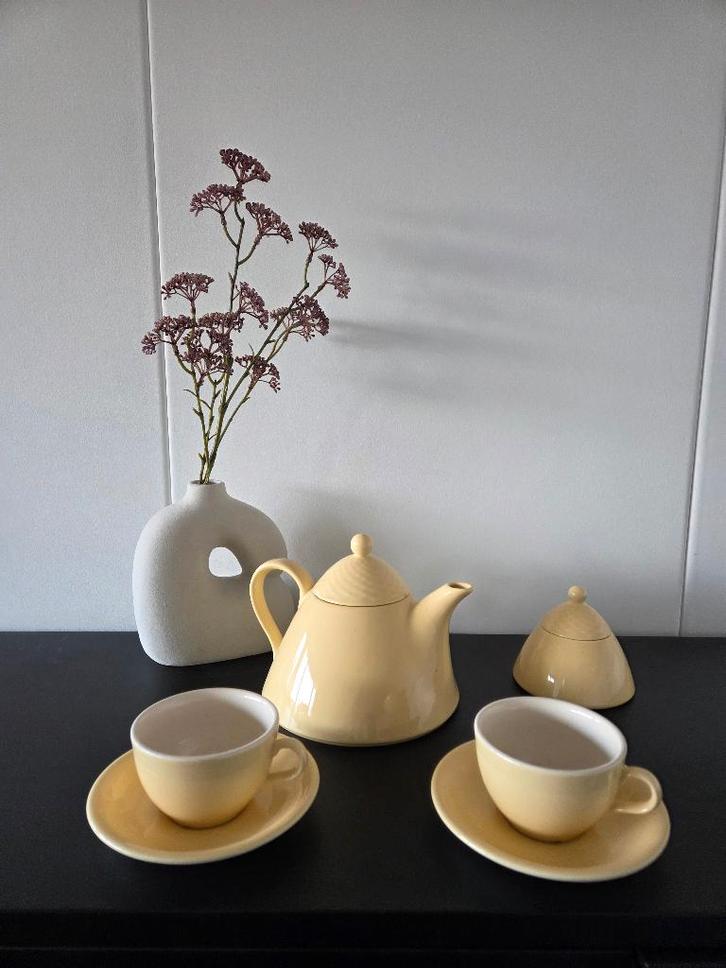 Vintage pastelgeel theeserviesje theepot,suikerpot,2 kopjes, Huis en Inrichting, Keuken | Servies, Gebruikt, Overige typen, Overige stijlen