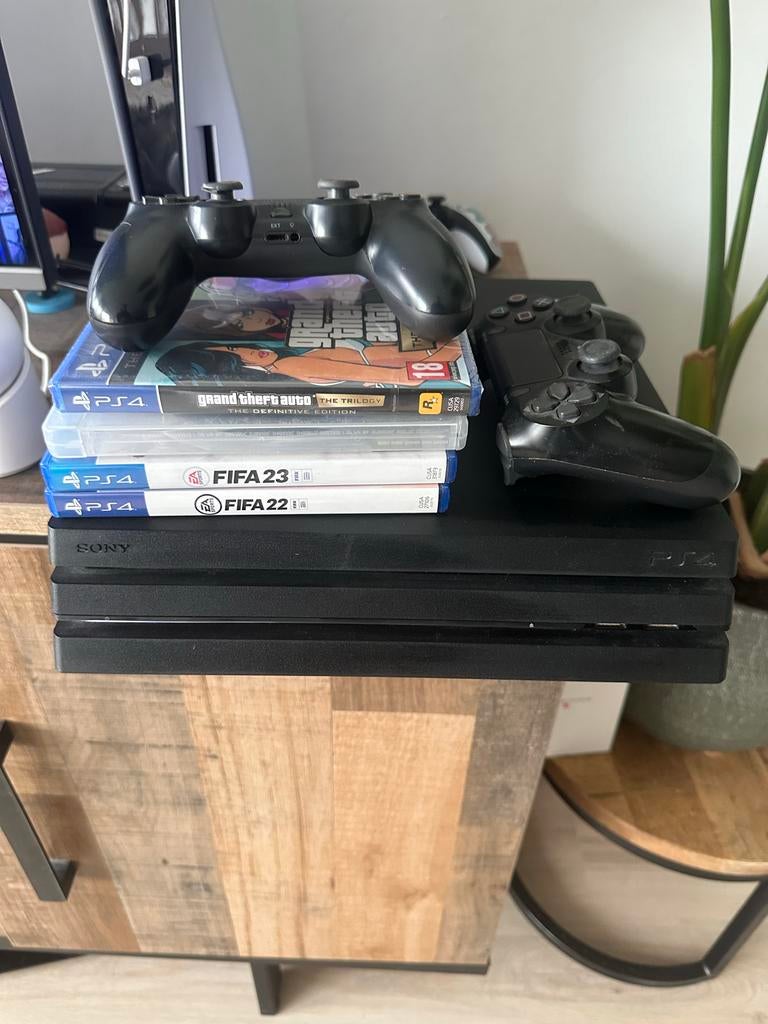 PlayStation 4 Pro 1TB met games en controllers, Ophalen, Met 2 controllers, 1 TB, Pro