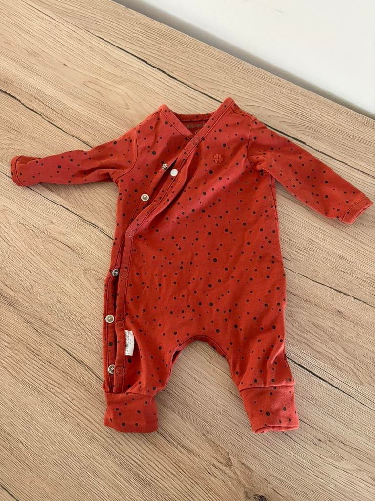 Rode boxpakje met zwarte stippen van Noppies - Maat 44, Kinderen en Baby's, Babykleding | Prematuur, Ophalen of Verzenden, Zo goed als nieuw