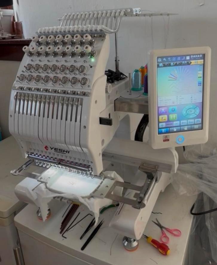 Yeshi borduurmachine 15 naalden | Dahao besturing, Hobby en Vrije tijd, Borduren en Borduurmachines, Zo goed als nieuw, Borduurmachine