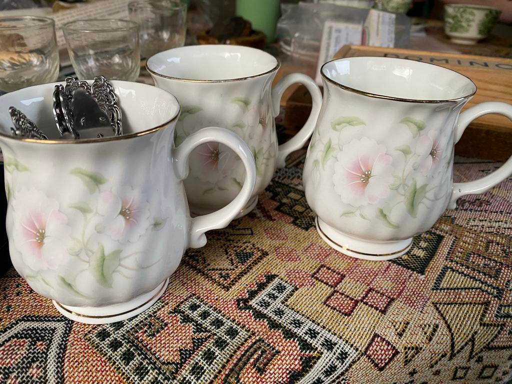 Set van 3 Balmoral Castle Bone China mokken met bloemmotief, Ophalen