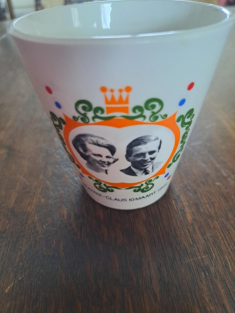 Herinneringsbeker Huwelijk Beatrix & Claus 1966, Ophalen of Verzenden, Gebruikt, Nederland, Servies