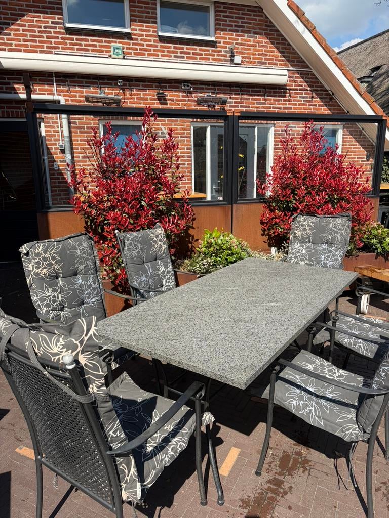 Granieten tuintafel met 6x Gietijzer stoel+ kussens, Tuin en Terras, Ophalen of Verzenden, Zo goed als nieuw, Overige materialen