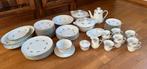 Groot porseleinen vintage servies met roosjes, Ophalen