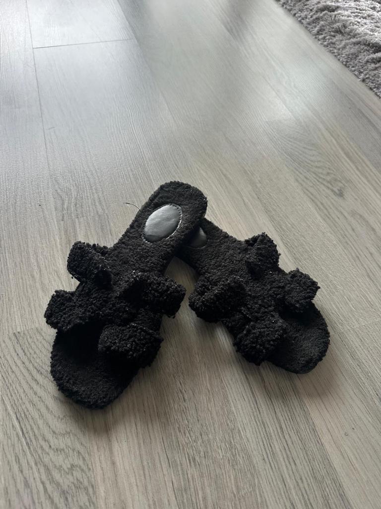 Zwarte slipper met letter H, maat 38, Overige merken, Gebruikt, Zonnebril, Zwart
