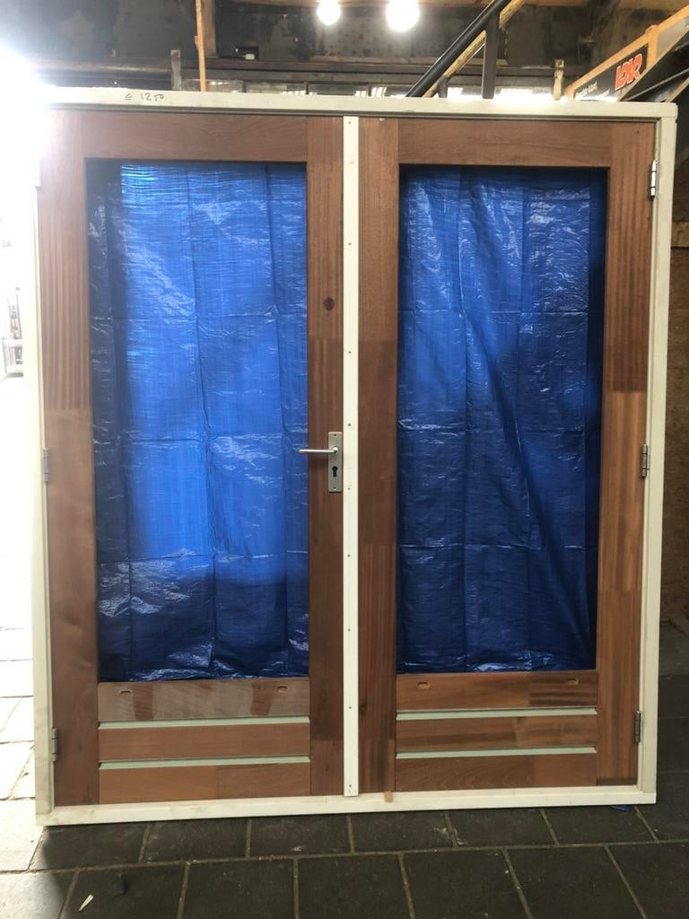 Nieuwe dubbele tuindeuren in nieuw kozijn, Doe-het-zelf en Verbouw, Kozijnen en Schuifpuien, Ophalen of Verzenden, Nieuw, Hout