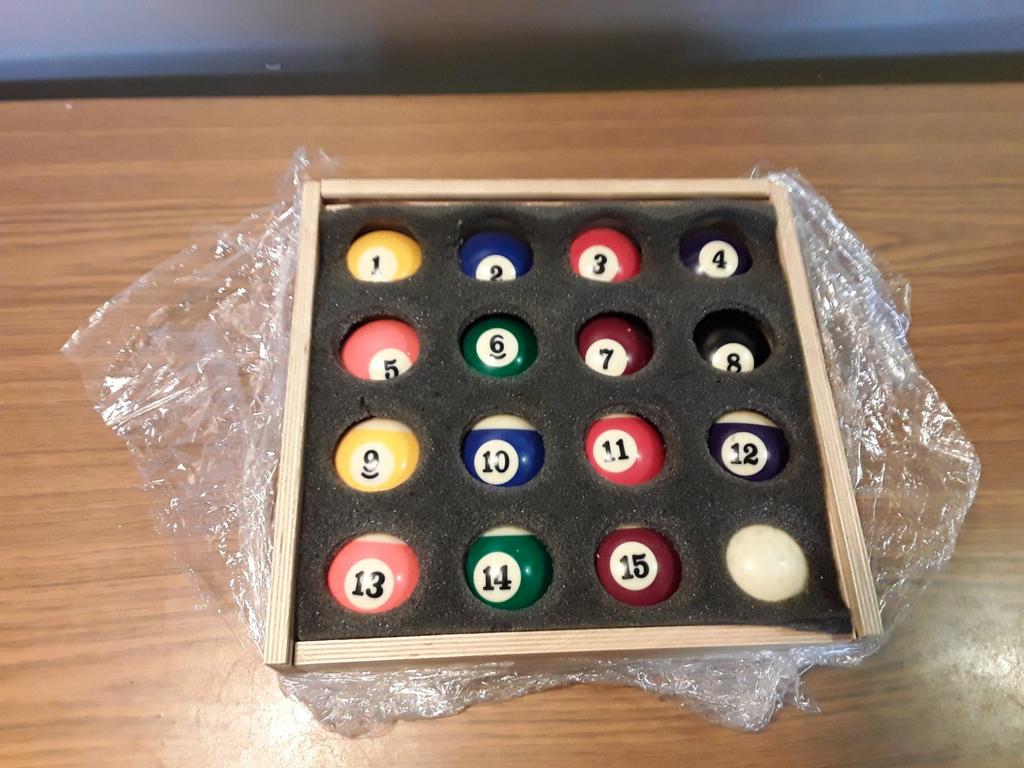 Kistje met biljartballen., Ophalen of Verzenden, Keu of Ballen