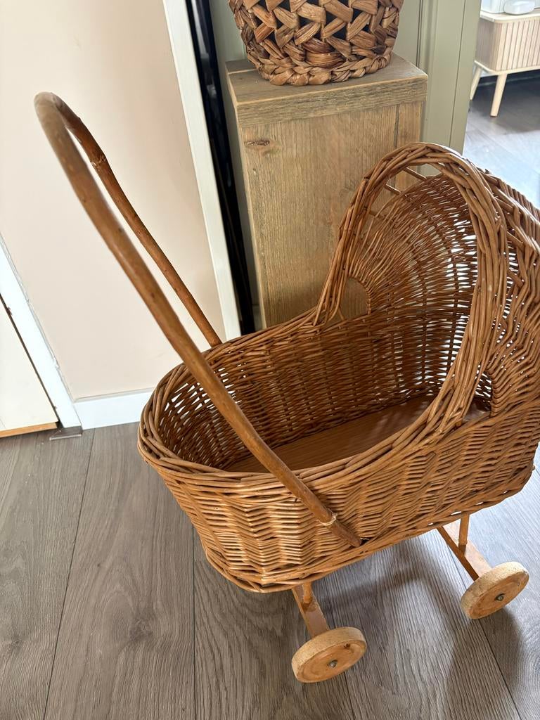 Vintage Rattan Poppenwagen - 60 cm hoog, Kinderen en Baby's, Speelgoed | Poppen, Ophalen of Verzenden, Gebruikt, Babypop