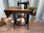 Antieke Singer naaimachine met onderstel, Ophalen