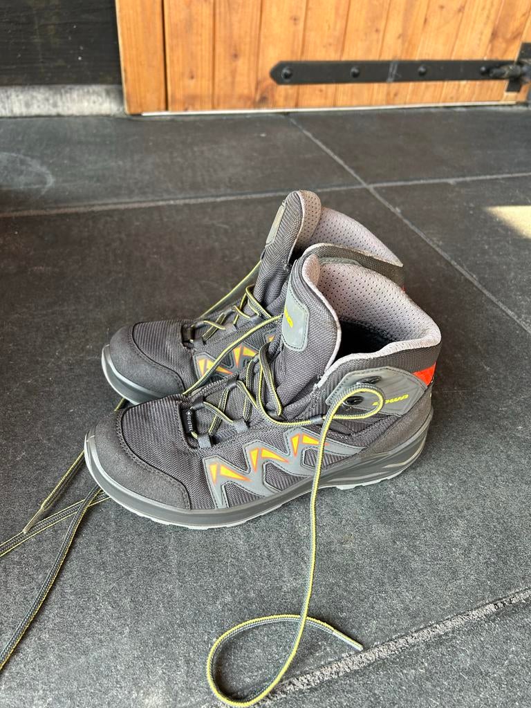 Lowa wandelschoenen maat 37, ideaal voor scouting, Ophalen, Zo goed als nieuw, Schoenen