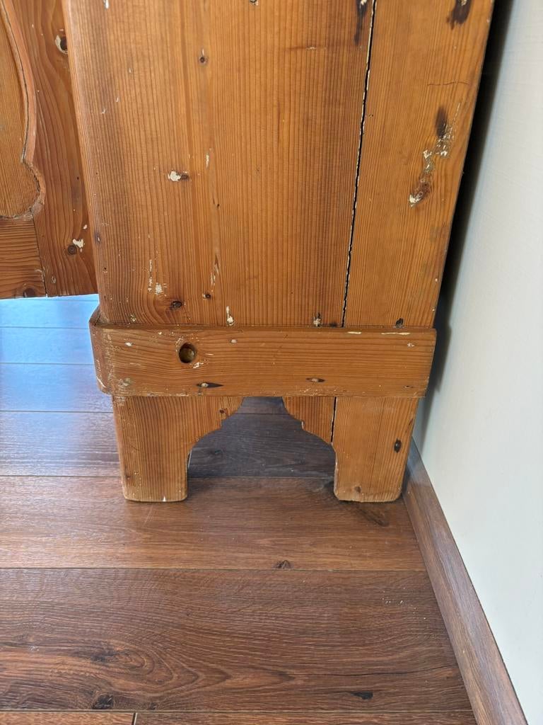 Oude grenen kast met 4 schappen en ruime bovenlade, Ophalen