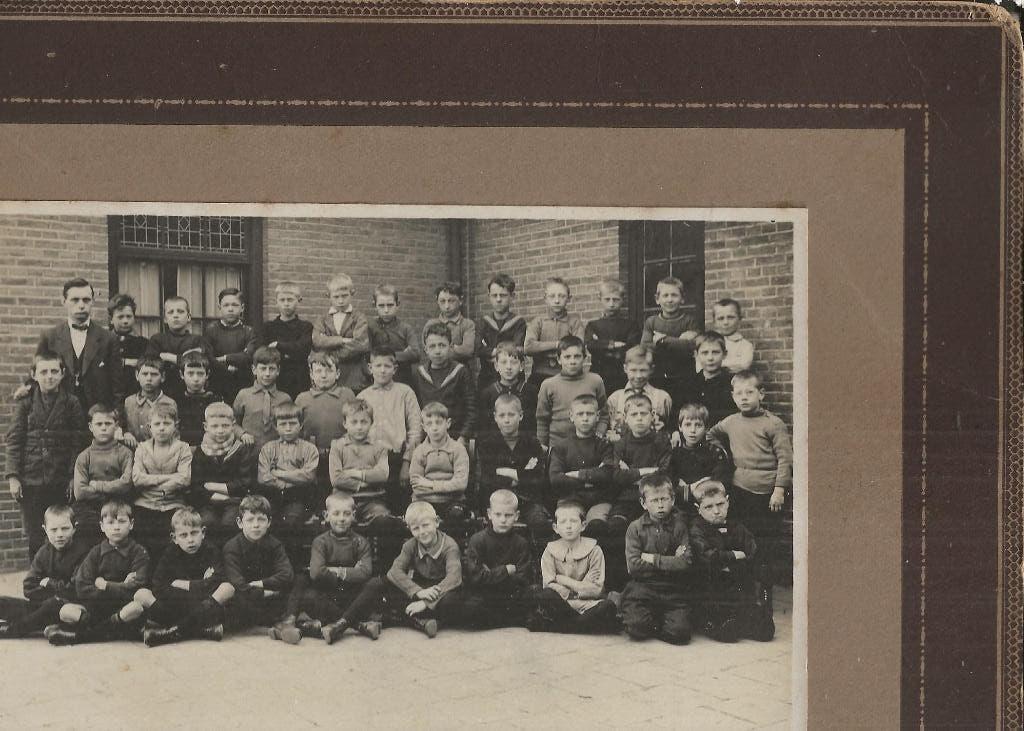 Poeldijk Klassefoto met meester buiten Kabinetsfoto, Ophalen of Verzenden, Voor 1920, Ongelopen, Zuid-Holland