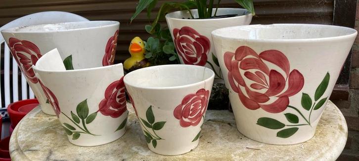 Retro ronde Vintage bloempot met roos sphinx maastricht, Tuin en Terras, Bloempotten, Gebruikt, Aardewerk, Minder dan 40 cm, Minder dan 25 cm