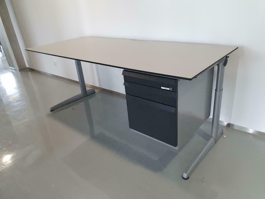 Ahrend 500 bureau 200x80 met of zonder ladeblok (16 beschik), In hoogte verstelbaar, Zo goed als nieuw, Ahrend, Info@ahrend.com