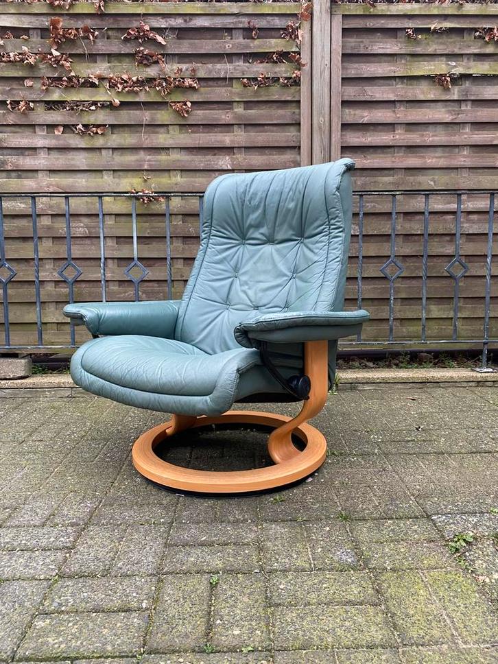 Vintage Stressless Royale evt met poef, Huis en Inrichting, Fauteuils, Gebruikt, Leer, 50 tot 75 cm, Ophalen of Verzenden