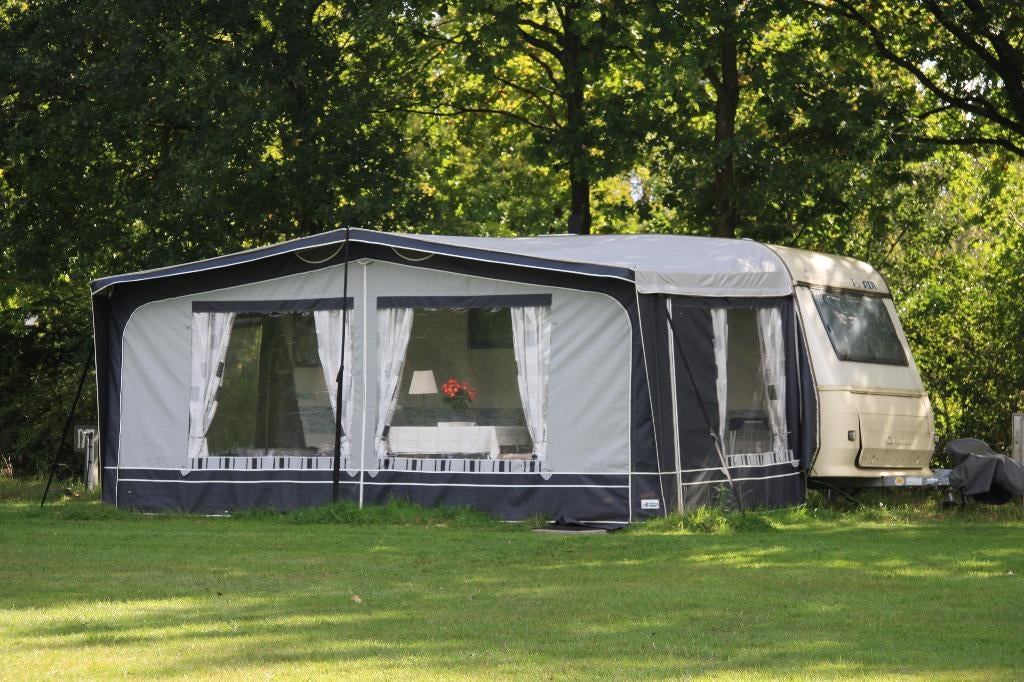 Caravan ADRIA, met voortent, ondervloer en meer., Caravans en Kamperen, Ringverwarming, Treinzit, 750 - 1000 kg, Particulier