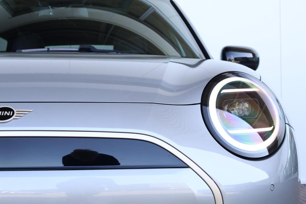 Mini Mini Cooper E Favoured M 40.7 kWh / Pano Dak / Head-Up, Auto's, Mini, Gebruikt, 300 km, 41 kWh, Met garantie (alle)