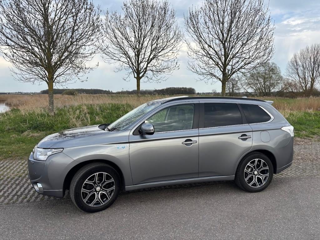 Mitsubishi Outlander 2.0 Dohc Mivec Phev 203pk 4WD CVT 5P, 1998 cc, Outlander, Zwart, 4 cilinders