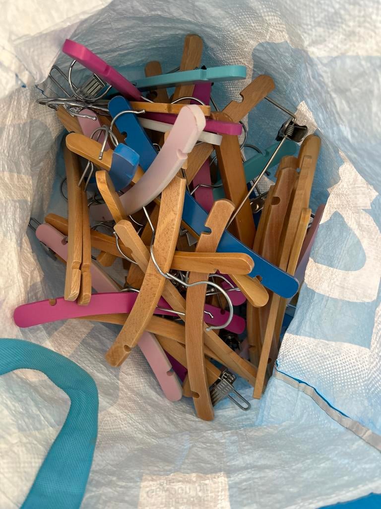 Grote tas vol houten kinder kleerhangers, Kleding | Dames, Kledinghangers, Ophalen of Verzenden, Gebruikt, Hout, Kinderen