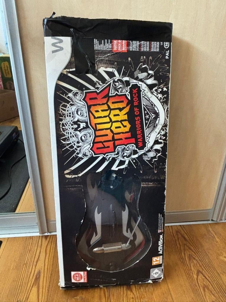 Guitar Hero Warriors of Rock gitaar met spel in doos, Gebruikt, Ophalen of Verzenden, Sport, 3 spelers of meer