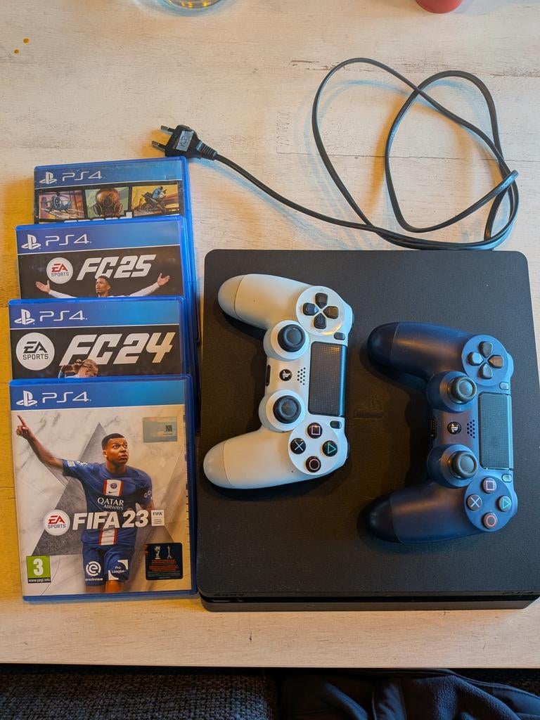 PS4 met 2 controllers en 4 games, Spelcomputers en Games, Games | Sony PlayStation 4, 2 spelers, Ophalen, Sport, Vanaf 3 jaar