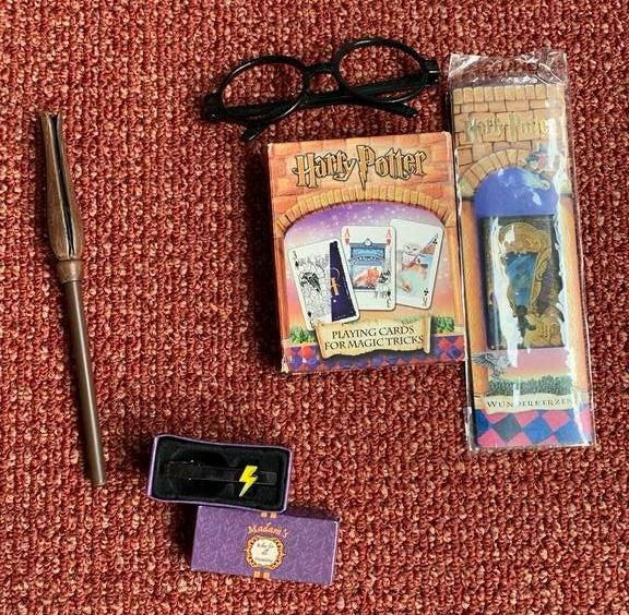 Harry Potter pakket toverstok kaarten bril stropdasklem, Verzamelen, Harry Potter, Ophalen of Verzenden, Zo goed als nieuw