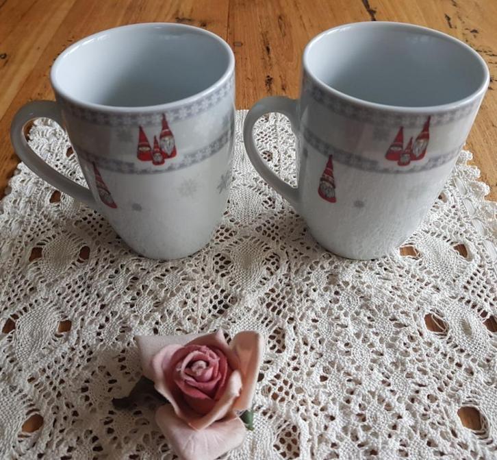 2 porseleinen Kerst mokken, kabouters, rode puntmutsen, Diversen, Kerst, Zo goed als nieuw, Ophalen of Verzenden